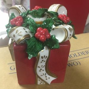 Set Of 2 Taper Holders shaped as a gift box